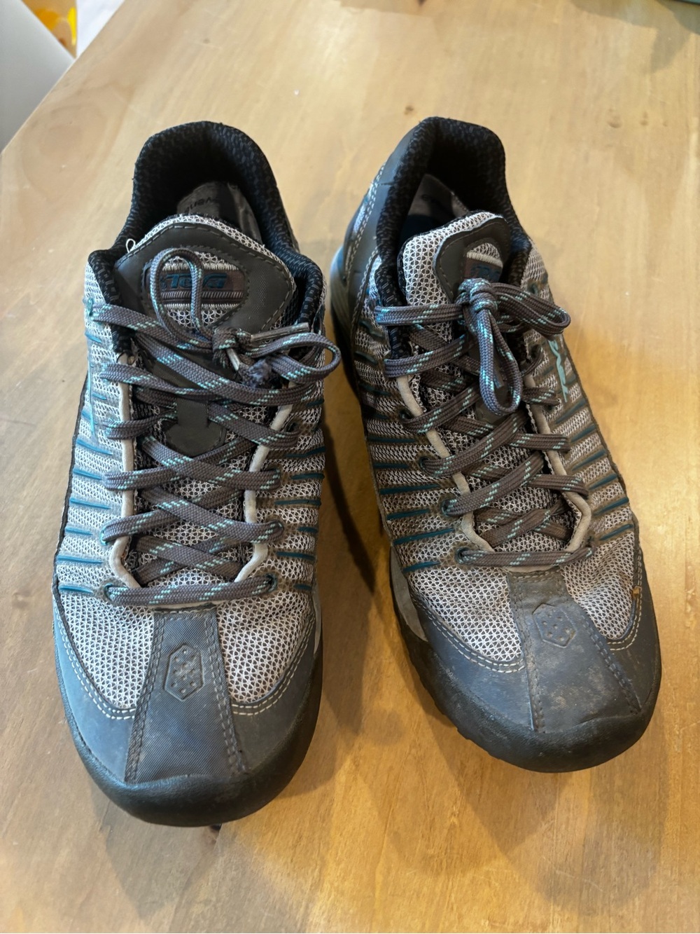 Women’s Gray Mesh Lightweight Athletic Shoes